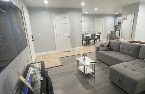 Bearss Plaza Apartment | Charming studio with AC, WiFi in wonderful Tampa