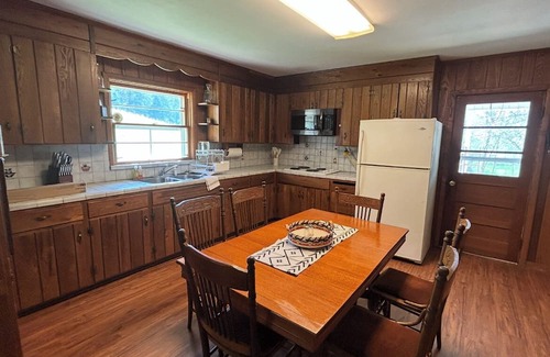 Beechgrove House | Papaw's Place and Creekside Bungalow are on the same Heritage Farm.