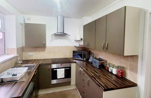 Salford House | Long Stay 3BR House with Parking