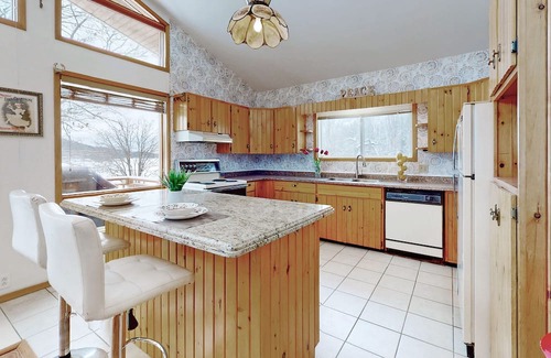Katrine House | Charming lakefront cottage on Little Doe Lake in Muskoka