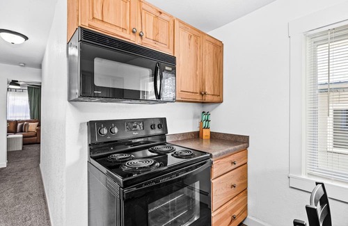 Two Harbors House | The Sly Fox-Renovated 2 Bdrm/1 Bath Dog-Friendly-Walkable to Brewery/Lake/Food