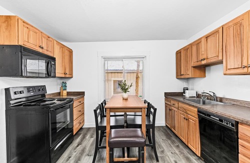Two Harbors House | The Sly Fox-Renovated 2 Bdrm/1 Bath Dog-Friendly-Walkable to Brewery/Lake/Food