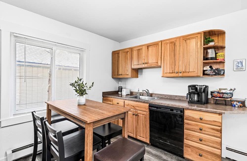 Two Harbors House | The Sly Fox-Renovated 2 Bdrm/1 Bath Dog-Friendly-Walkable to Brewery/Lake/Food