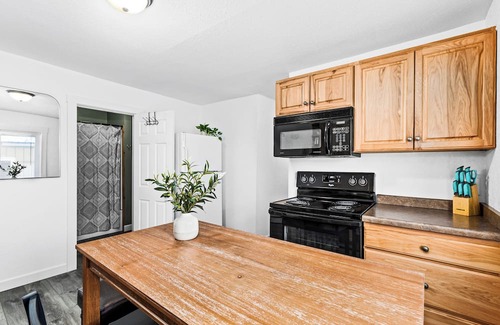 Two Harbors House | The Sly Fox-Renovated 2 Bdrm/1 Bath Dog-Friendly-Walkable to Brewery/Lake/Food