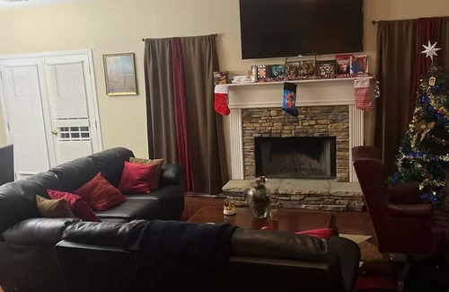 Hiram House | Charming 1-Master bedroom house in Hiram with AC, WiFi