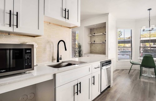 Glendale Sports and Entertainment District Apartment | Boulevard Stays 2BR by Stadium Pool, Parking, Gym 08