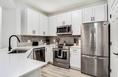 Glendale Sports and Entertainment District Apartment | 2BR by Stadium Pool, Parking, Gym 05