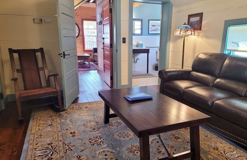 Winthrop Apartment | Guy's Place in the Historic Guy Waring House located in Downtown Winthrop