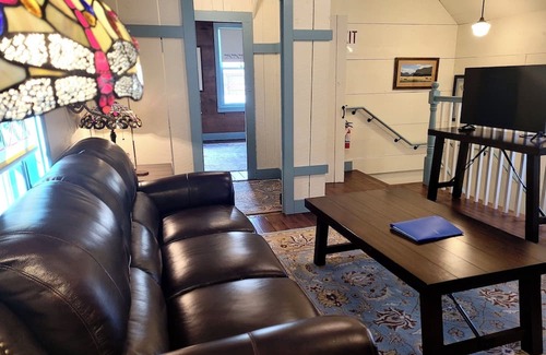 Winthrop Apartment | Guy's Place in the Historic Guy Waring House located in Downtown Winthrop