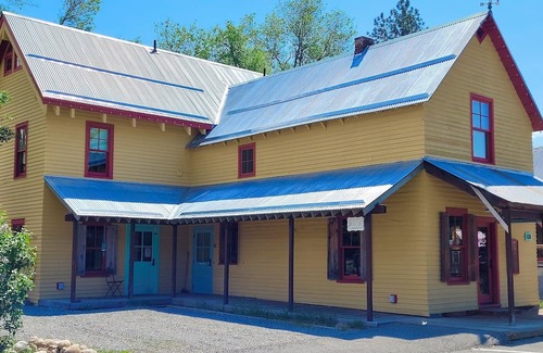 Winthrop Apartment | Guy's Place in the Historic Guy Waring House located in Downtown Winthrop