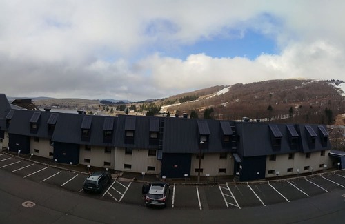 Besse-et-Saint-Anastaise Apartment | Apartment 6 people resort center.private parking.pets welcome