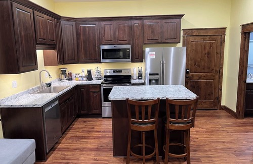 Sabetha House | Business Stay Made Easy - Remodeled Downtown Apt w/Workspace