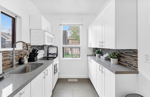 Upper Beaches House | Charming 1-bedroom house with AC, 5 mins to the beach, Fast Wifi