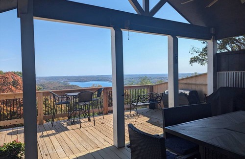 Lost Bridge Village House | Spacious 5 bedroom 5 bathroom remodeled home great view of beautiful Beaver Lake
