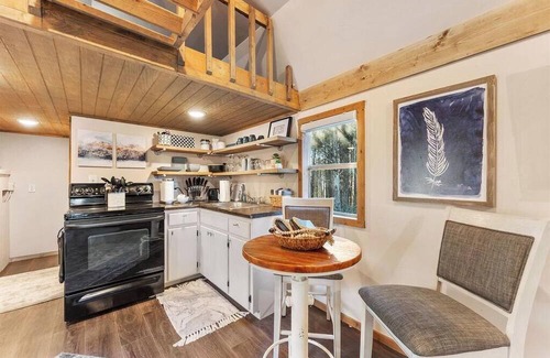 Jasper House | Bungalow Retreat with Hot tub!