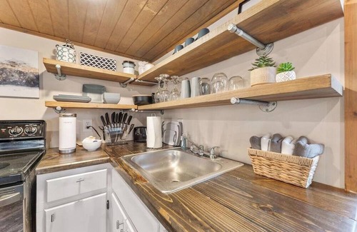 Jasper House | Bungalow Retreat with Hot tub!