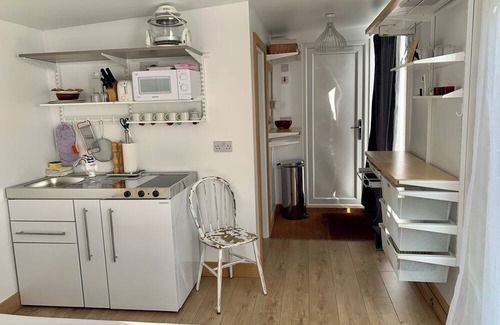 New Forest District Cabin | Cosy Studio with a field view