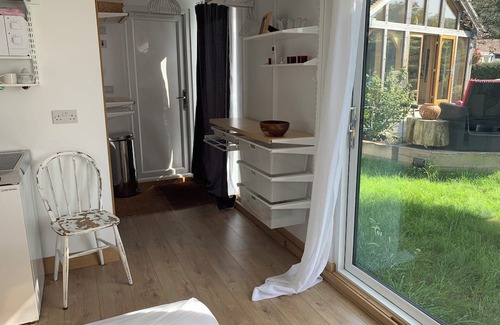 New Forest District Cabin | Cosy Studio with a field view
