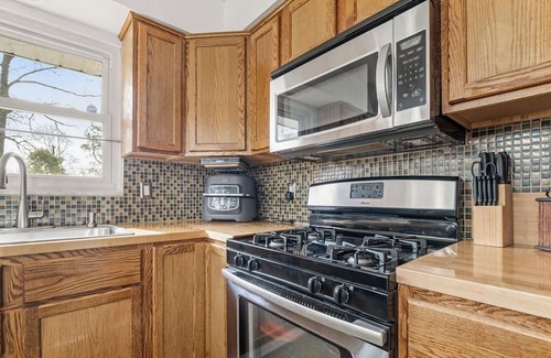 Columbus House | Fully Furnished Paid Utilities 3-bedroom 2-1/2 Bath Home on a quiet Cul-de-Sac