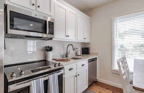 Leinkauf Apartment | Cutest Studio on Church Street!
