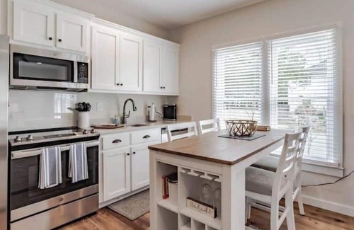 Leinkauf Apartment | Cutest Studio on Church Street!