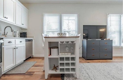 Leinkauf Apartment | Cutest Studio on Church Street!