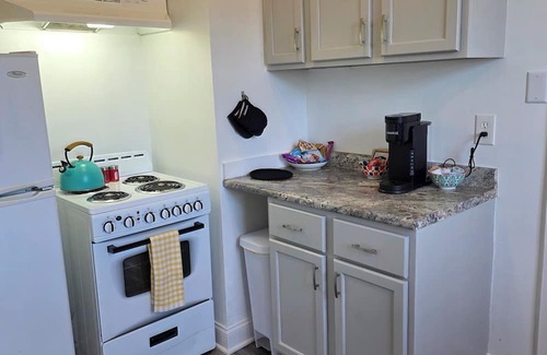 Topeka Apartment | Beautifully Renovated 1 Bed, 1 Bath, Pet-Friendly Apt, 2 Blks From State Capitol