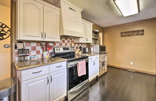 Kodak House | Cozy Cabin | Hot Tub, Views, Near Smoky Mountains!