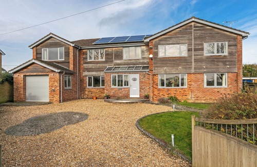 Broughton House | Perfect family getaway in the stunning Test Valley with a swimming pool!