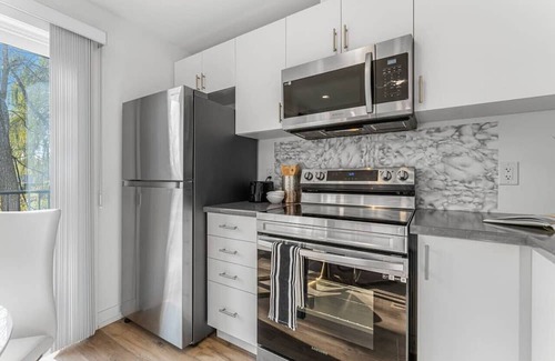 Niagara Falls Apartment | NEW Stylish 2BR Suite | 7 Mins to Falls | Sleeps 6