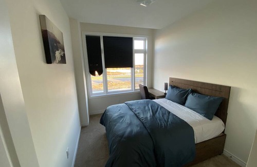 Vaughan Bed & Breakfast | 3BR Getaway in Kleinburg, Vaughan, Built in 2024 — Stylish Comfort Awaits You!