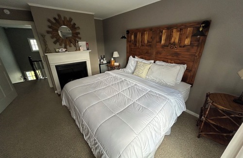 Warrensburg House | The Bond Inn Room #8