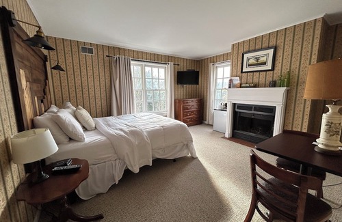 Warrensburg House | The Bond Inn Room #9