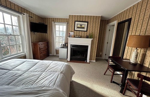 Warrensburg House | The Bond Inn Room #9