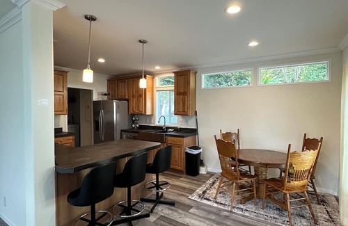 Bunker Hill House | Welcoming 3-bedroom house with WiFi in Coos Bay