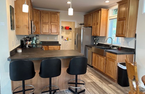 Bunker Hill House | Welcoming 3-bedroom house with WiFi in Coos Bay