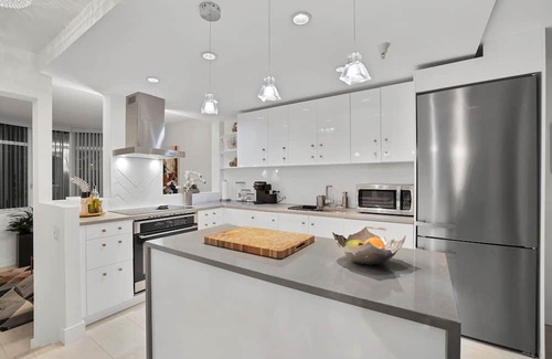 Coal Harbour House | Discover the Lively Spirit of Coal Harbour in the Heart of Downtown Vancouver