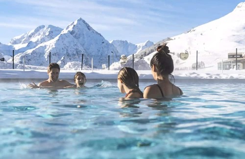 Mont-de-Lans Apartment | Belambra Clubs Les 2 Alpes Les Crestes - All inclusive - Premium Room 2 Adults and 2 Children Room Night View Impregnable