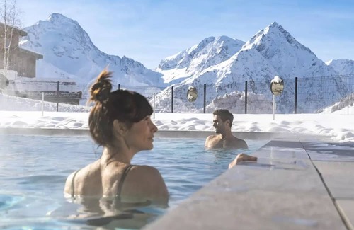 Mont-de-Lans Apartment | Belambra Clubs Les 2 Alpes Les Crestes - All inclusive - Premium Room 2 Adults and 2 Children Room Night View Impregnable