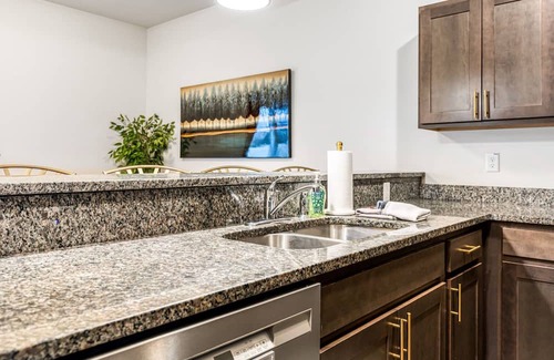 Glencoe House | Spacious Townhome Retreat by StayLage