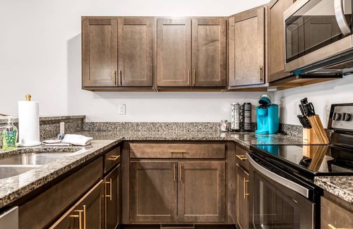 Glencoe House | Spacious Townhome Retreat by StayLage