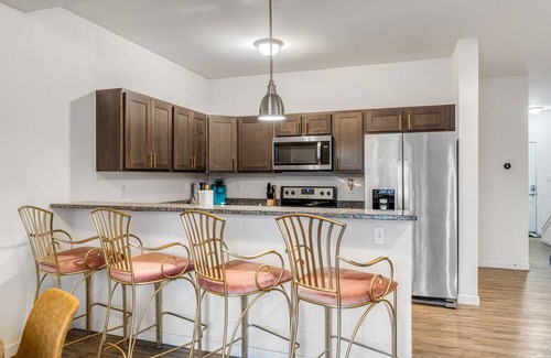 Glencoe House | Spacious Townhome Retreat by StayLage