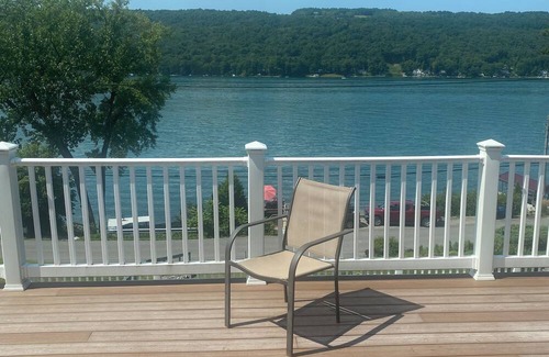 Dundee House | Spacious 5-bedroom lake house with gorgeous views of the la