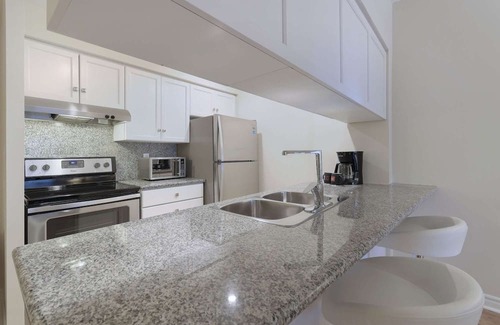 Bay Street Corridor Apartment | 2 Bedroom/1 Bathroom Jr. Suite