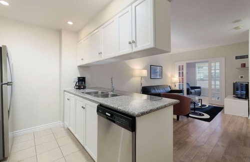 Bay Street Corridor Apartment | 2 Bedroom/1 Bathroom Jr. Suite