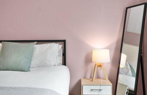 Longcroft Villa | Modern Villa in Edinburgh Private Garden & Parking
