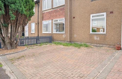 Longcroft Villa | Modern Villa in Edinburgh Private Garden & Parking