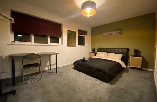 Chorlton-cum-Hardy House | Two Bedrooms-Holiday home