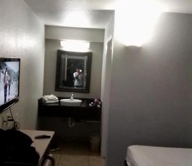Oildale Hotel | The Lil Ho