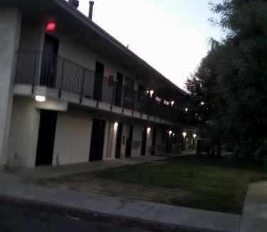 Oildale Hotel | The Lil Ho
